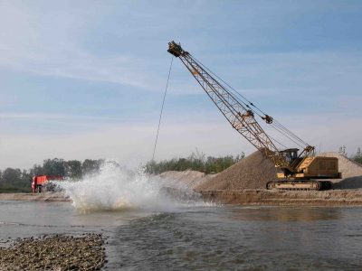 Extraction of gravel from natural Drava, © by Arno Mohl/WWF