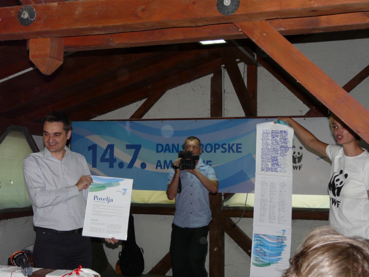 Handing over the Manifest to protect Croatian Rivers to the Croatian Deputy Minister of Environment, Mr. Hrovje Dokoza