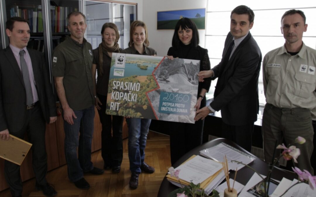 WWF hands over Petition against destruction of Danube Wetlands of Kopački Rit